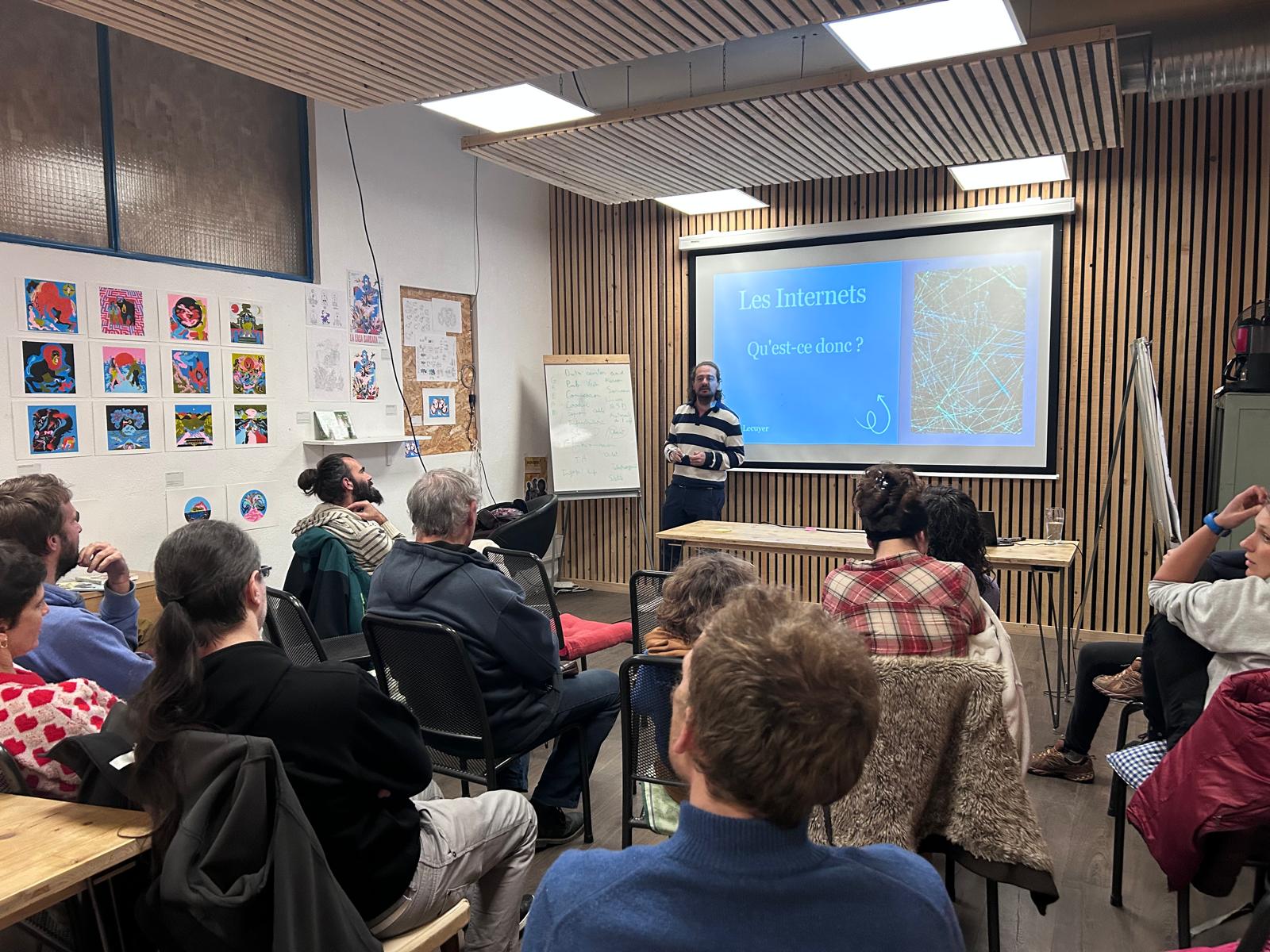Première conférence, premières leçons : expliquer Internet à l’Usine Vivante